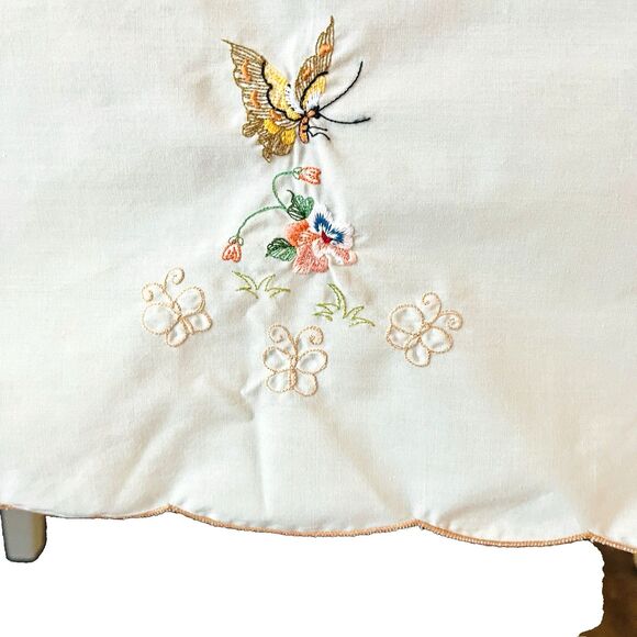 VTG Embroidered Ivory Oval Tablecloth Butterflies Flowers Cotton Linen 62"x 96" - Picture 6 of 16